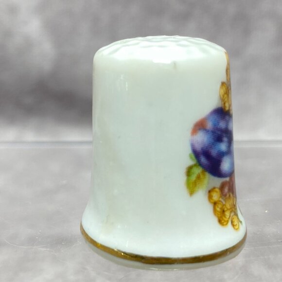Vintage Porcelain Thimble With Hand-Painted Fruit Design & Gold Trim - Picture 4 of 7